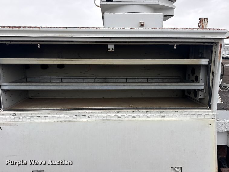 image for item EG8847 1999 International 4800 digger derrick truck