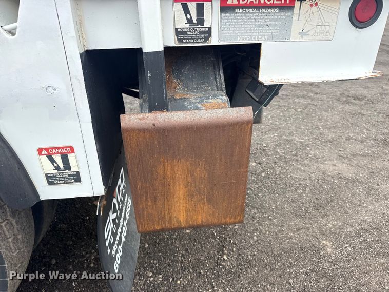 image for item EG8847 1999 International 4800 digger derrick truck