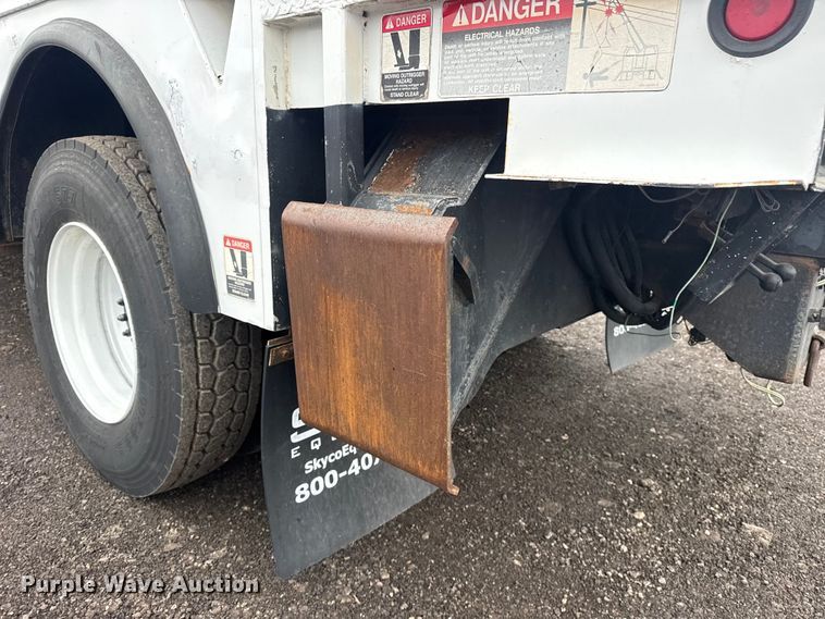 image for item EG8847 1999 International 4800 digger derrick truck