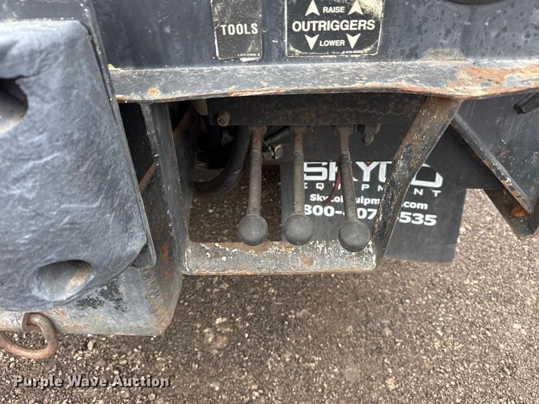 image for item EG8847 1999 International 4800 digger derrick truck