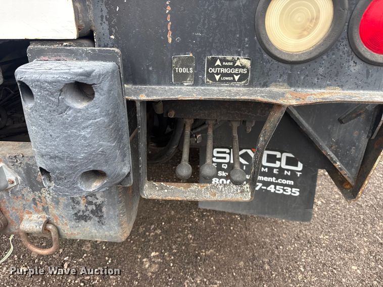 image for item EG8847 1999 International 4800 digger derrick truck