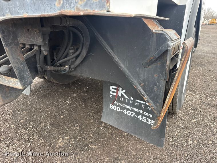 image for item EG8847 1999 International 4800 digger derrick truck