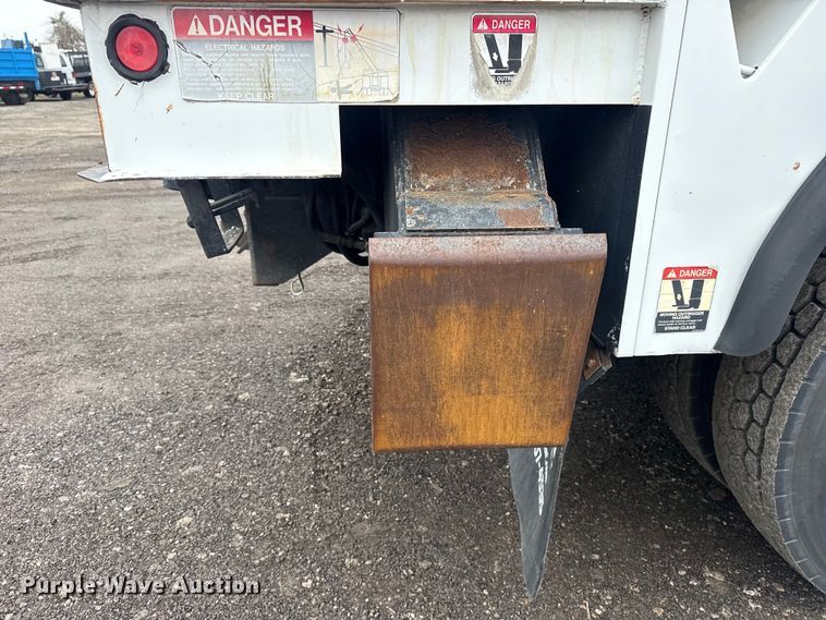 image for item EG8847 1999 International 4800 digger derrick truck