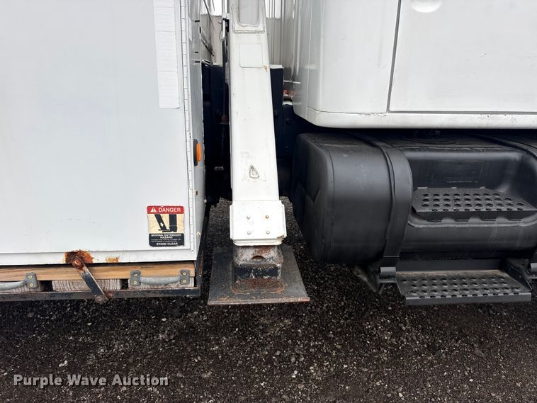 image for item EG8847 1999 International 4800 digger derrick truck