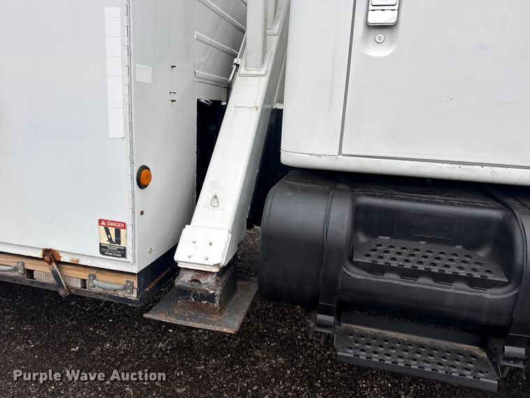 image for item EG8847 1999 International 4800 digger derrick truck