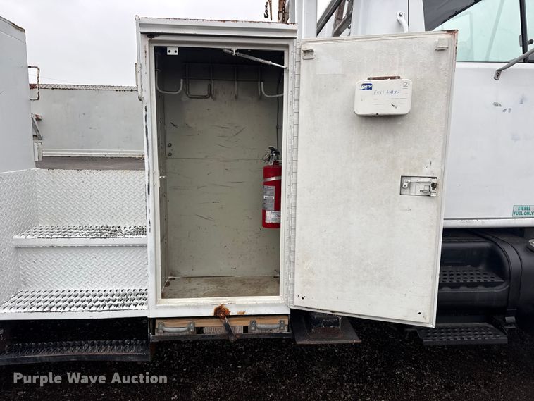 image for item EG8847 1999 International 4800 digger derrick truck