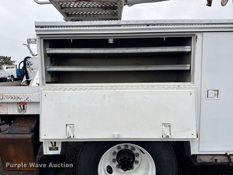 image for item EG8847 1999 International 4800 digger derrick truck