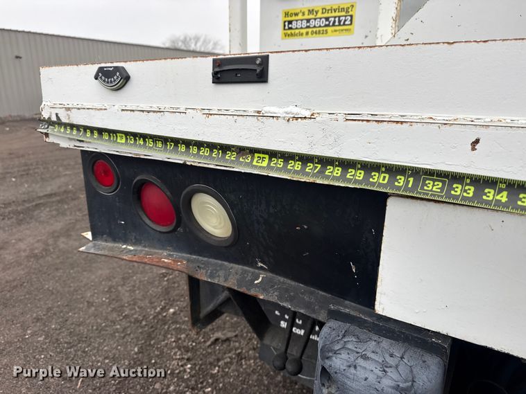 image for item EG8847 1999 International 4800 digger derrick truck