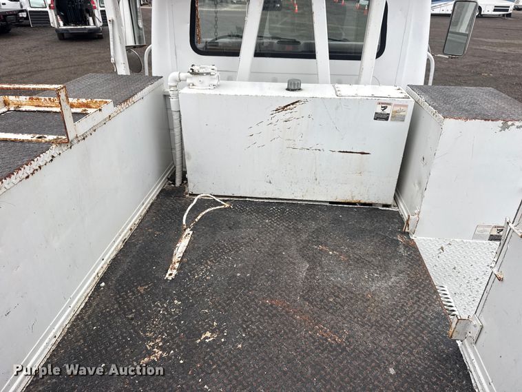 image for item EG8847 1999 International 4800 digger derrick truck