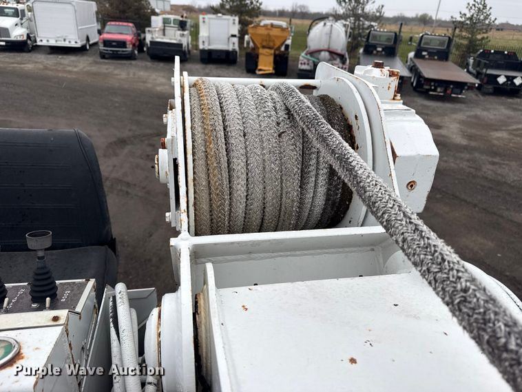 image for item EG8847 1999 International 4800 digger derrick truck