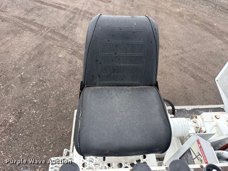 image for item EG8847 1999 International 4800 digger derrick truck