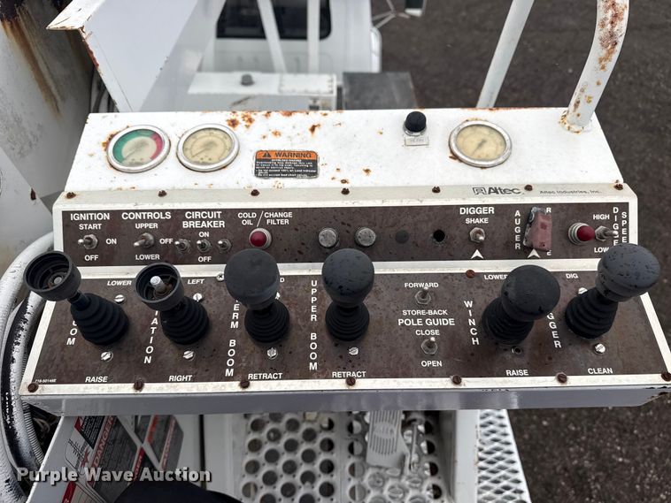 image for item EG8847 1999 International 4800 digger derrick truck