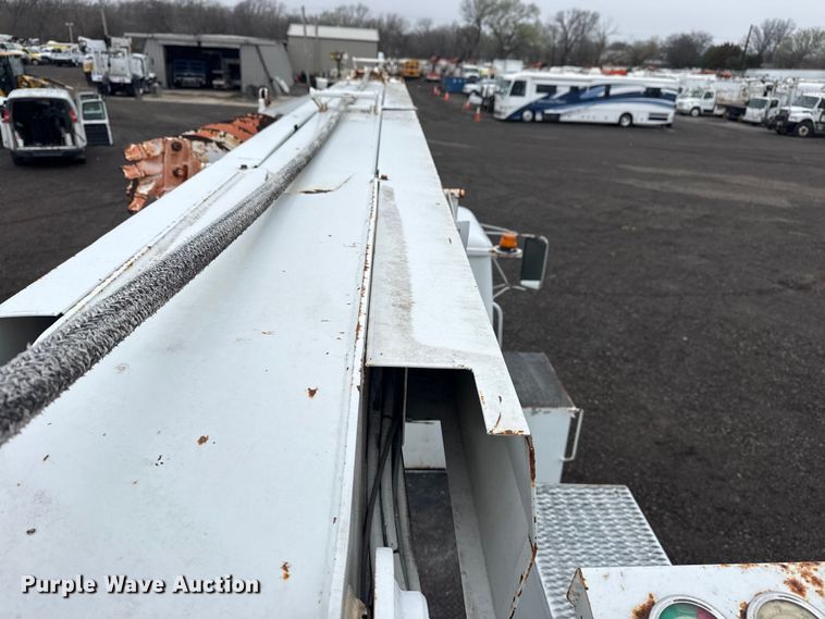 image for item EG8847 1999 International 4800 digger derrick truck