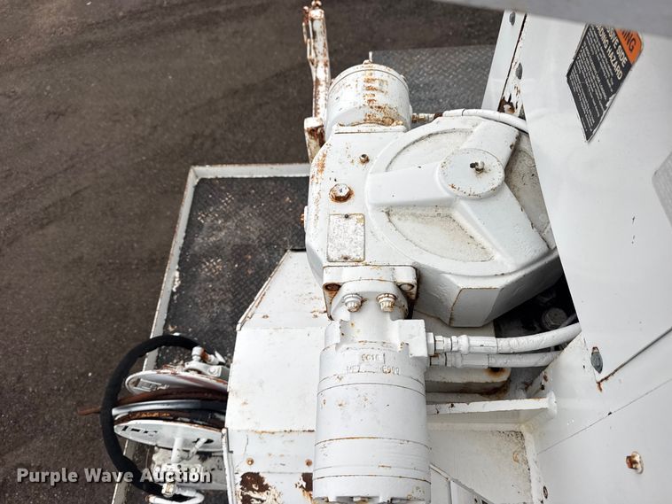 image for item EG8847 1999 International 4800 digger derrick truck