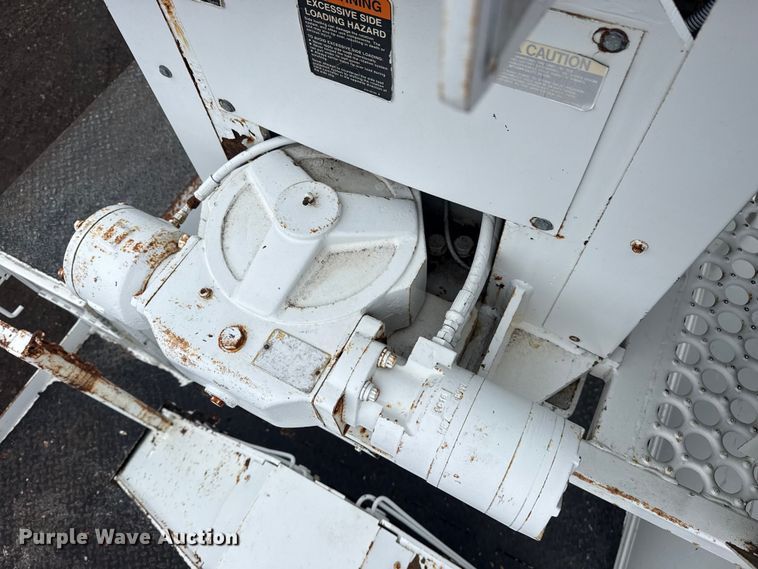 image for item EG8847 1999 International 4800 digger derrick truck