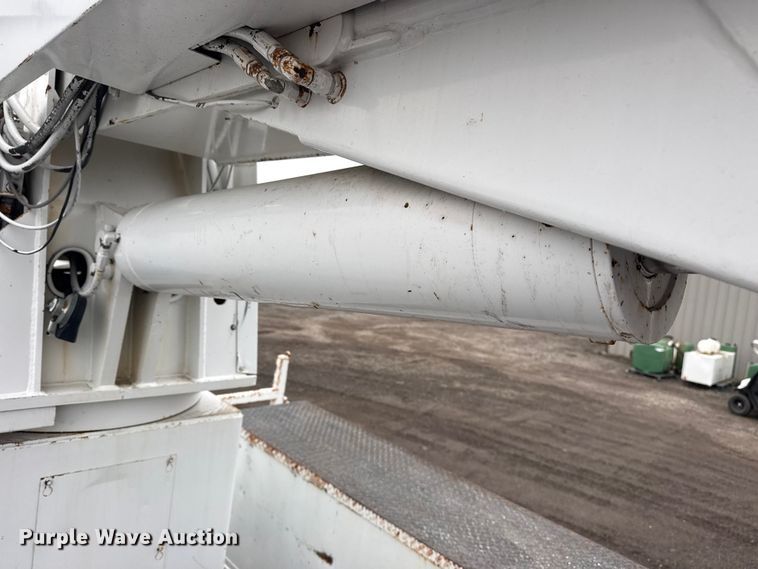 image for item EG8847 1999 International 4800 digger derrick truck