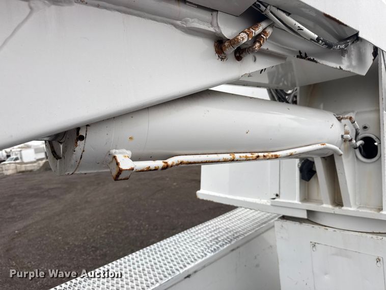 image for item EG8847 1999 International 4800 digger derrick truck