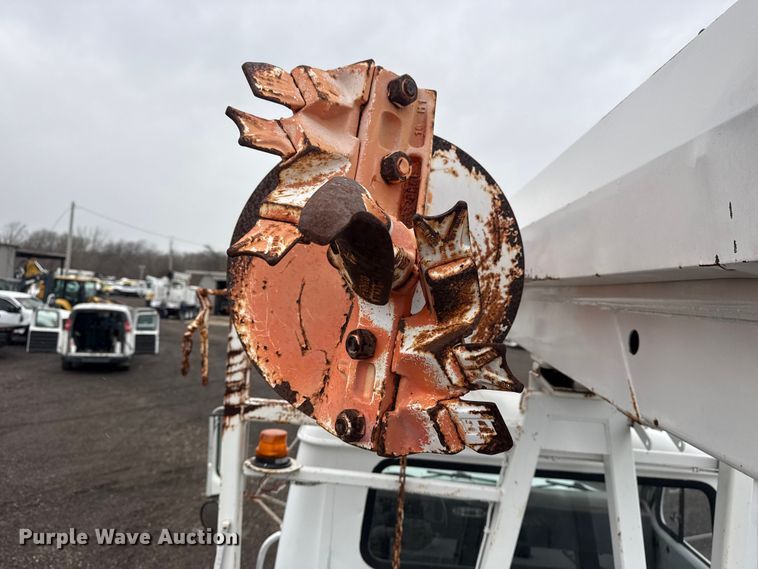 image for item EG8847 1999 International 4800 digger derrick truck