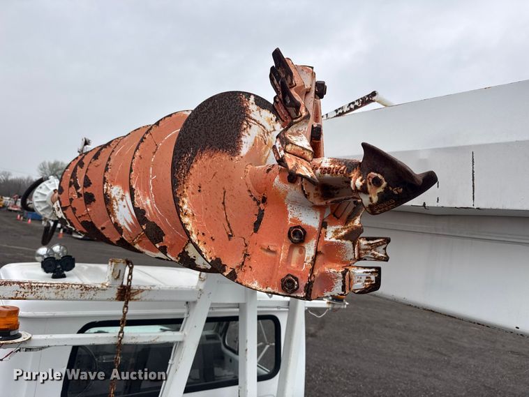 image for item EG8847 1999 International 4800 digger derrick truck