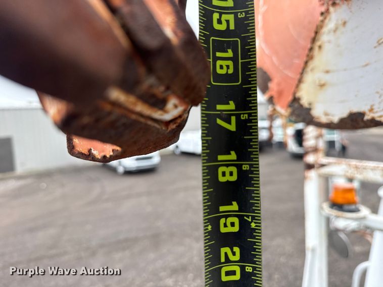 image for item EG8847 1999 International 4800 digger derrick truck