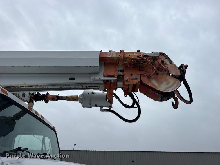 image for item EG8847 1999 International 4800 digger derrick truck