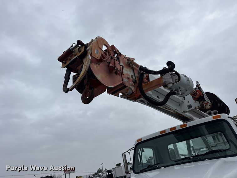 image for item EG8847 1999 International 4800 digger derrick truck