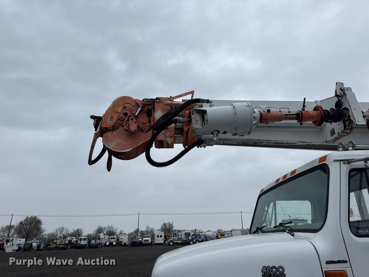 image for item EG8847 1999 International 4800 digger derrick truck