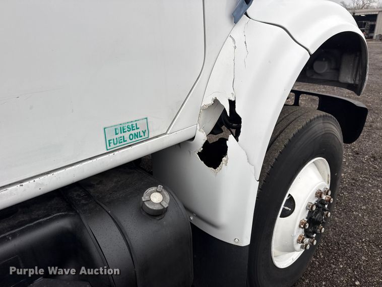 image for item EG8847 1999 International 4800 digger derrick truck