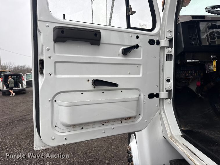 image for item EG8847 1999 International 4800 digger derrick truck