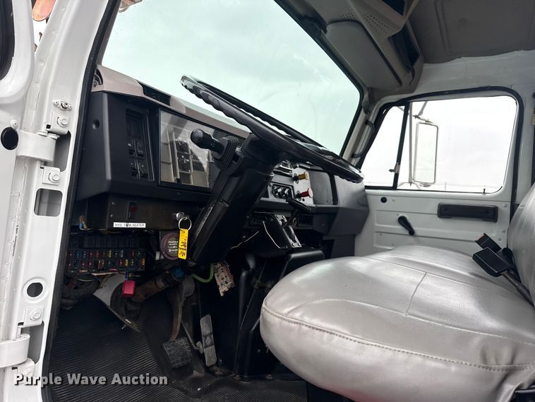 image for item EG8847 1999 International 4800 digger derrick truck