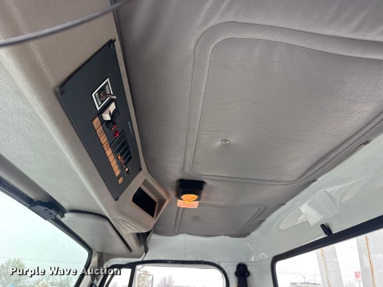 image for item EG8847 1999 International 4800 digger derrick truck