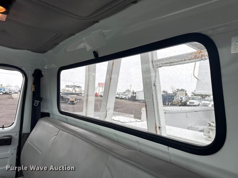 image for item EG8847 1999 International 4800 digger derrick truck