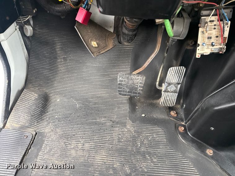 image for item EG8847 1999 International 4800 digger derrick truck