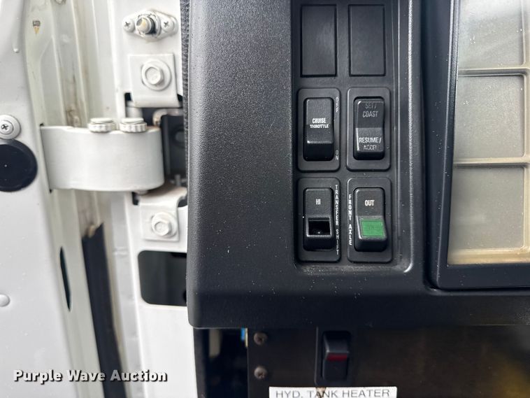 image for item EG8847 1999 International 4800 digger derrick truck