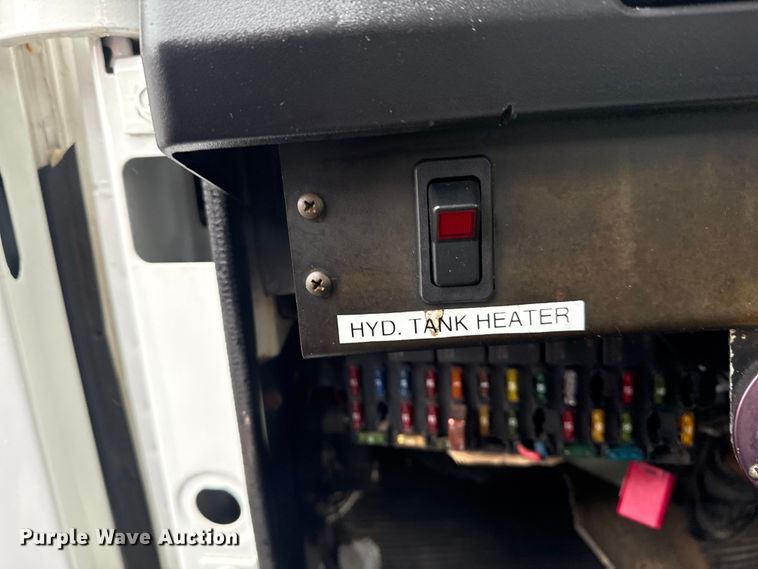 image for item EG8847 1999 International 4800 digger derrick truck