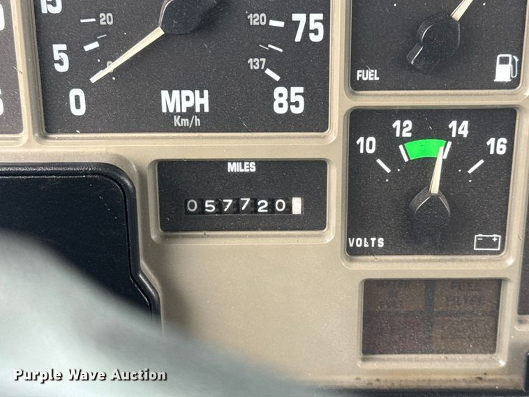 image for item EG8847 1999 International 4800 digger derrick truck