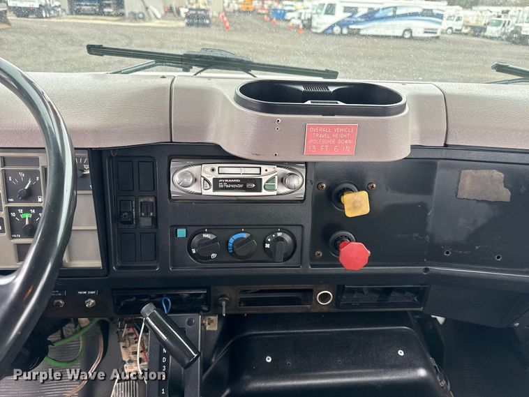 image for item EG8847 1999 International 4800 digger derrick truck