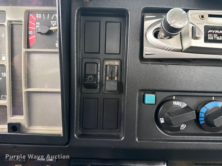 image for item EG8847 1999 International 4800 digger derrick truck