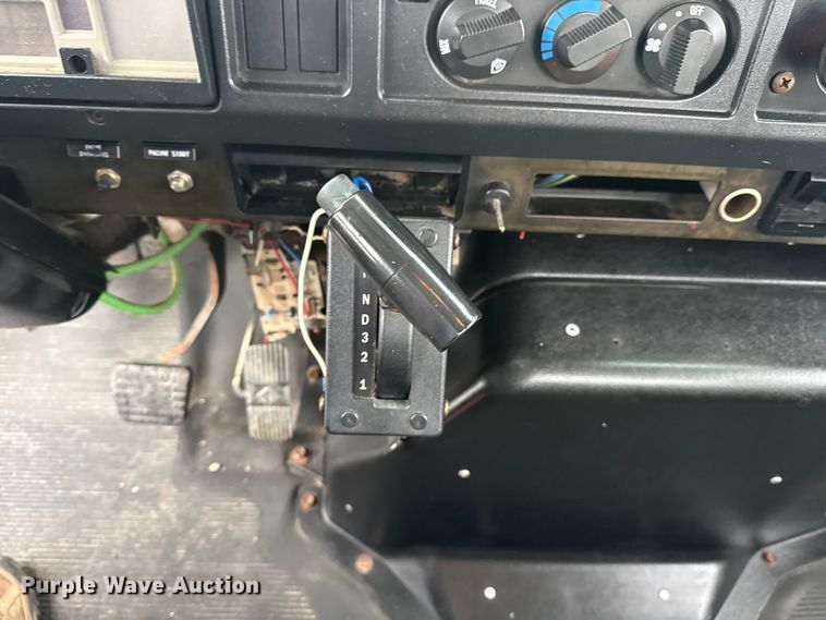 image for item EG8847 1999 International 4800 digger derrick truck