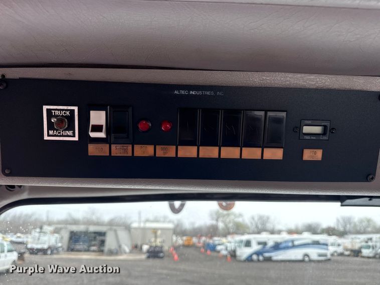 image for item EG8847 1999 International 4800 digger derrick truck