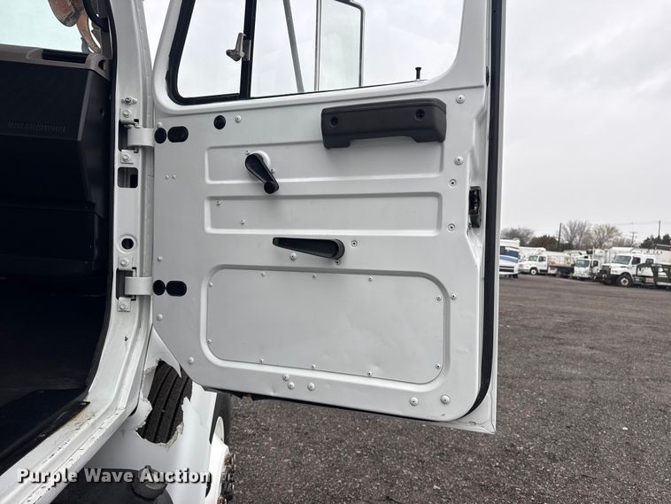 image for item EG8847 1999 International 4800 digger derrick truck