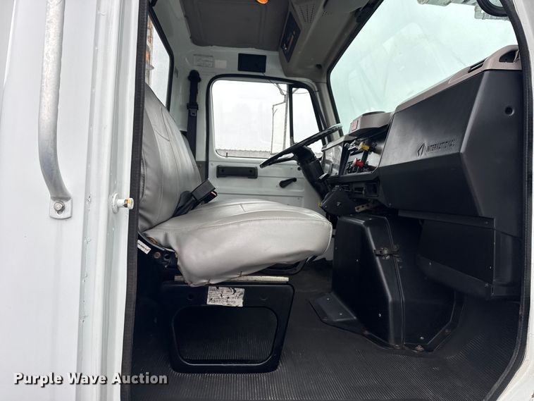 image for item EG8847 1999 International 4800 digger derrick truck