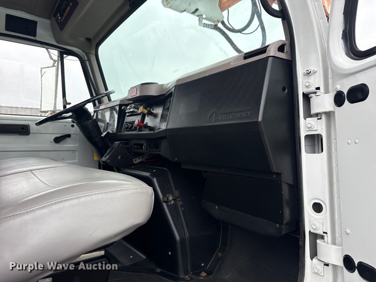 image for item EG8847 1999 International 4800 digger derrick truck