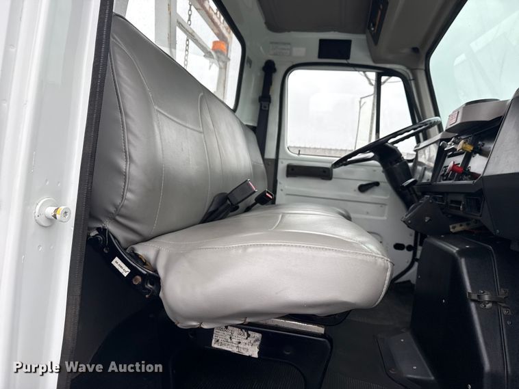 image for item EG8847 1999 International 4800 digger derrick truck