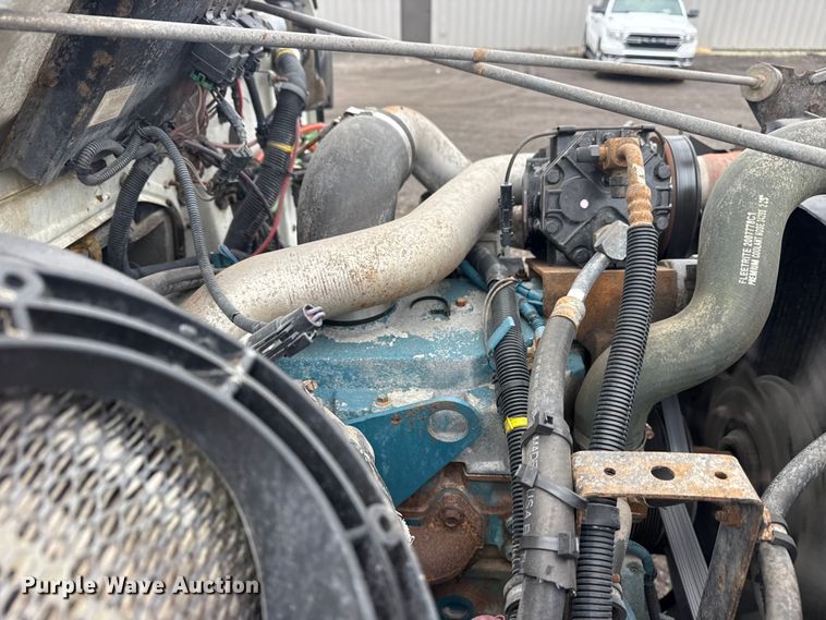 image for item EG8847 1999 International 4800 digger derrick truck