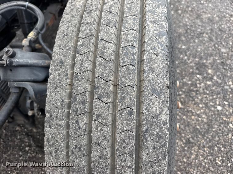 image for item EG8847 1999 International 4800 digger derrick truck