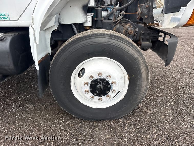 image for item EG8847 1999 International 4800 digger derrick truck