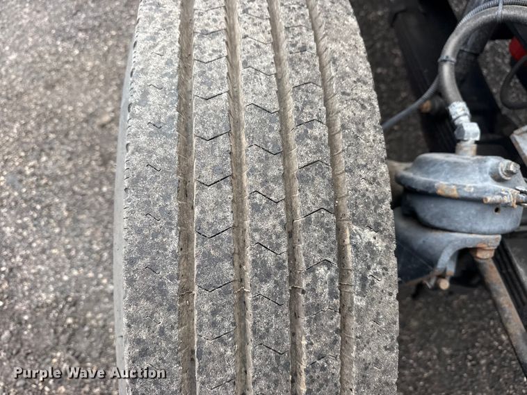 image for item EG8847 1999 International 4800 digger derrick truck