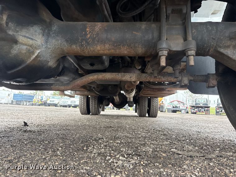 image for item EG8847 1999 International 4800 digger derrick truck