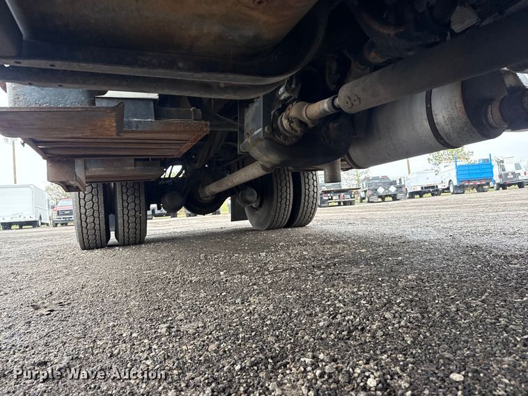 image for item EG8847 1999 International 4800 digger derrick truck